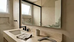 Manchas esverdeadas no espelho: por que aparecem e como evitar que piorem