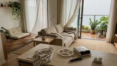 Como deixar o apartamento com cara de casa usando luz, plantas e texturas naturais