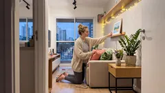 Ambiente sem graça? O trio de cor, luz quente e plantas que renova a casa em poucas horas