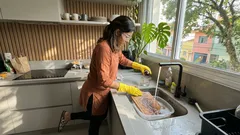 Como usar água oxigenada na limpeza da casa sem erro e sem cheiro de cloro