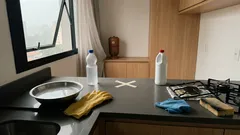 Amônia na limpeza: 9 usos práticos e seguros para desengordurar a casa