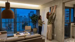 Seu teto parece baixo? 6 escolhas de decoração que diminuem o pé-direito sem você notar