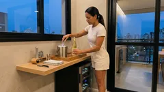 Como montar um minibar em casa pequena com charme e praticidade