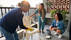 Cadeira de plástico branca encardida: 3 misturas simples, com tempo de ação e cuidados para não estragar